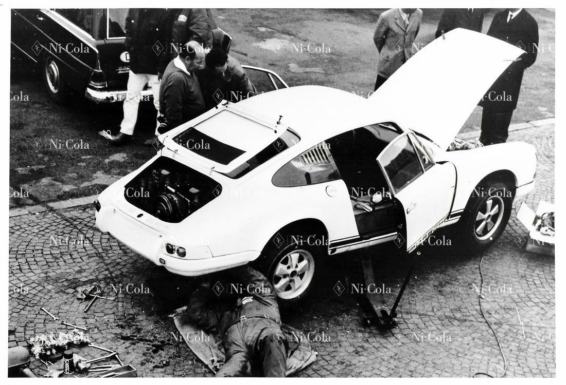 Porsche Original B/W factory press photo type 911 R at (1 of 1)