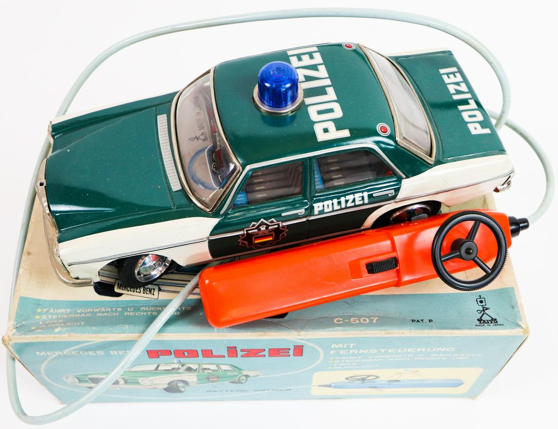 Mercedes-Benz Remote-controlled model car (1 of 3)