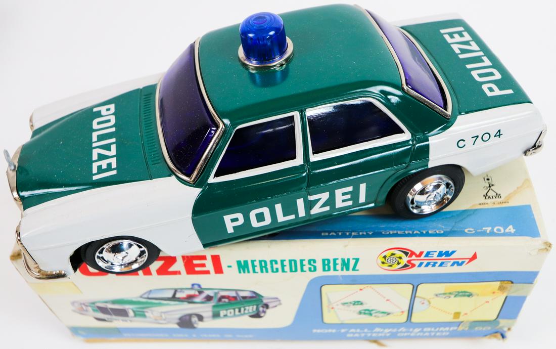 Mercedes-Benz Model car 'Mercedes-Benz Police' C-704 (1 of 3)
