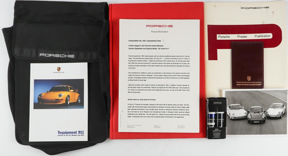 Porsche 8-parts: Including old press kit (without contents), 2 touch-up pencils (911.095.933.20), press release from 1993, card case, bag etc.