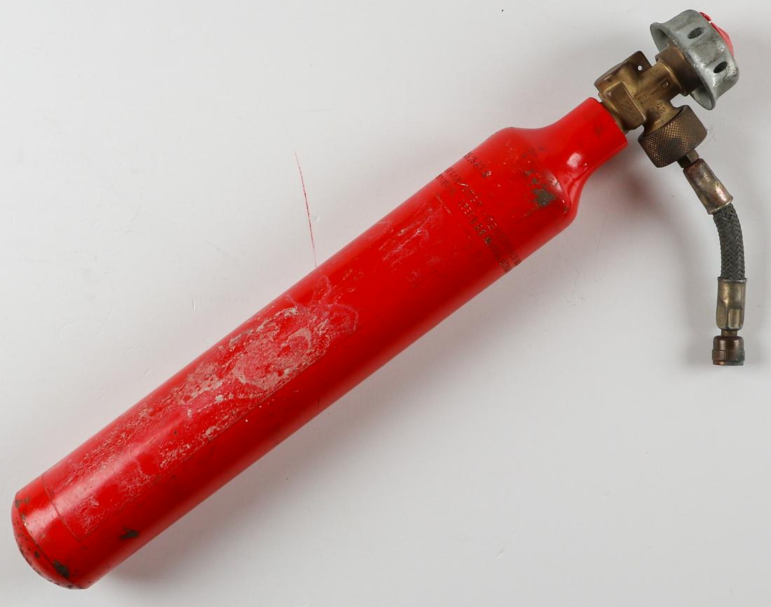 Porsche Tyre refill bottle (1 of 1)