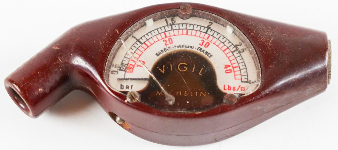 Automobilia 'Vigil Michelin' bakelite pressure gauge 60s /: Glass cracked