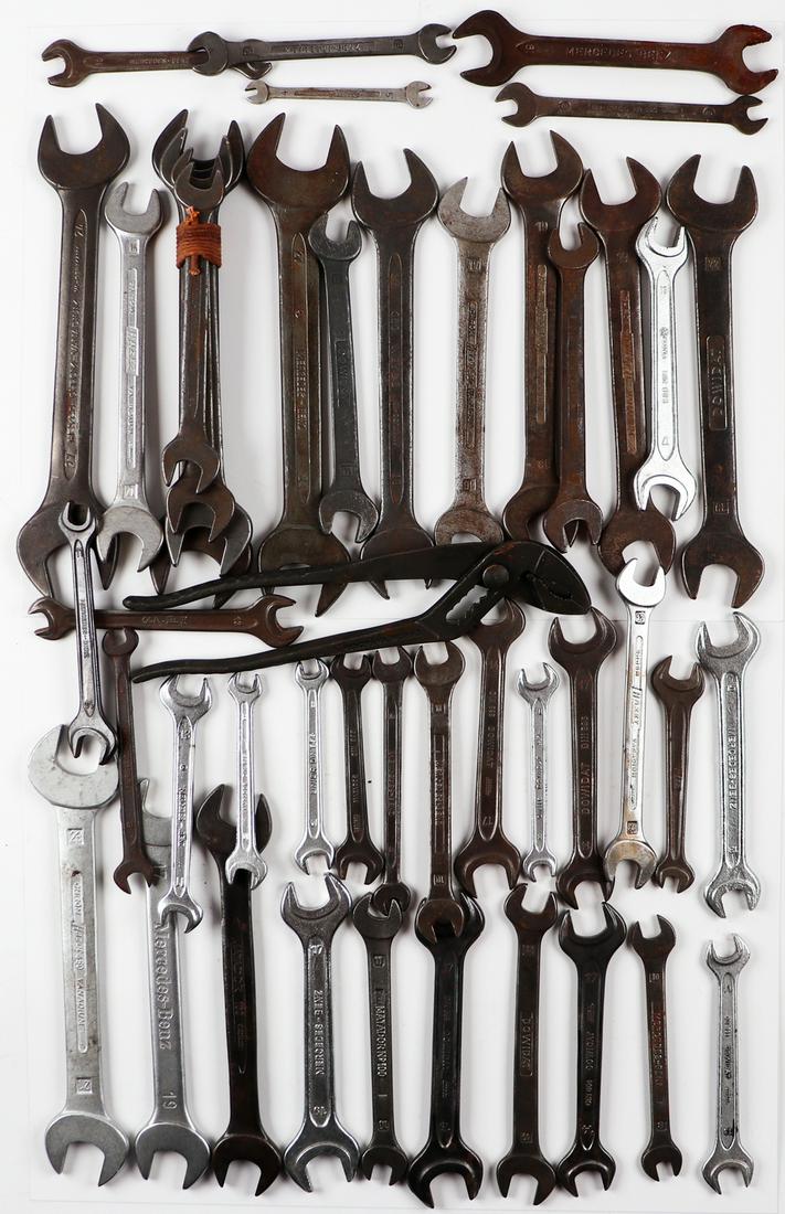 Mercedes-Benz 46 parts vehicle tool kit (1 of 3)