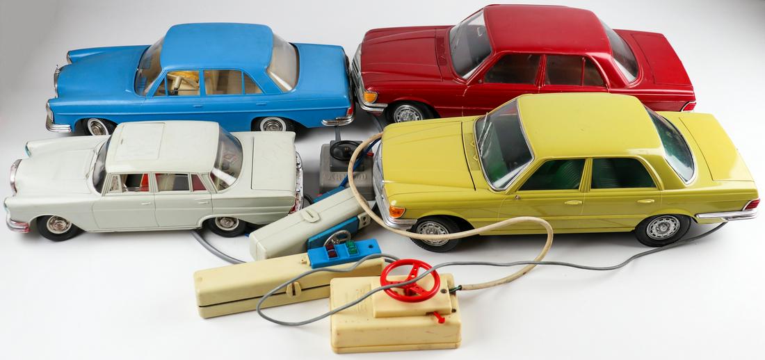 Mercedes-Benz 4 x model car Mercedes (1 of 1)