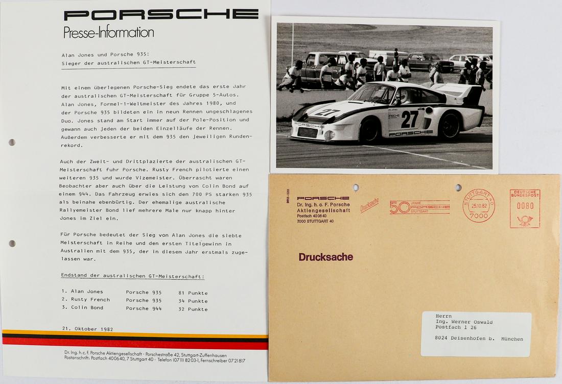 Porsche 3-part press kit Alan Jones and type 935 from 1982: From the private archives of the book author Werner Oswald, 1 page press text, German, 1x original B/W - factory press photo, 18 x 12 cm, with receipt stamp from 1982, in original shipping envelope fr
