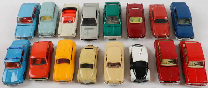 Renault 16-parts model cars: Bundle, e.g. manufacturer Corgi Toys, Norev, Solido etc., e.g. type R 16, 5 TL, 15 TS etc., M. 1:43, unplayed; Please note: during transport small parts may become loose. We accept no liability theref