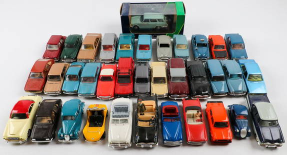 Simca 37-parts model cars: Bundle, manufacturer Dinky Toys (including rare, old models), Solido, Norev, E.g. type Aronde, 1500, 1000 etc., M. 1:43, unplayed, two new painted; Please note: during transport small parts may become