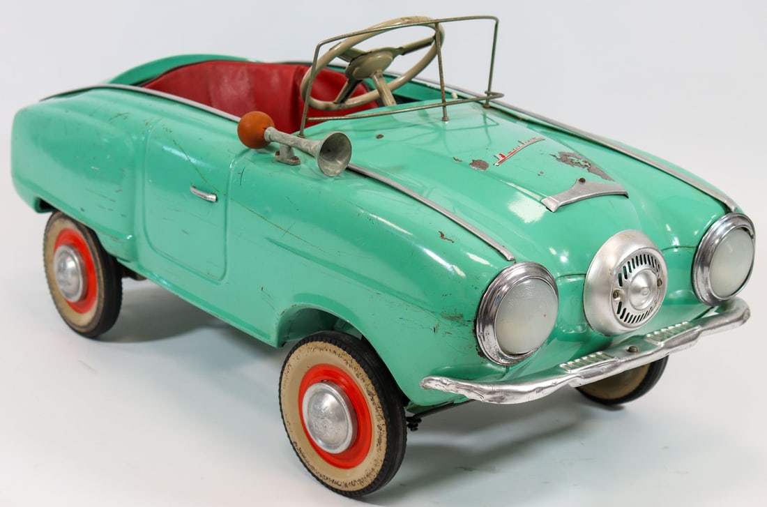 Tretauto Pedal car Studebaker approx. 1950 / 60: AZLK, Moscow / USSR, sheet steel, painted, pedal mechanism, L 110 cm, W 53 cm, with handbrake, rear wheel suspension, electric headlights (4.5 V battery), taillights, bumpers, original condition