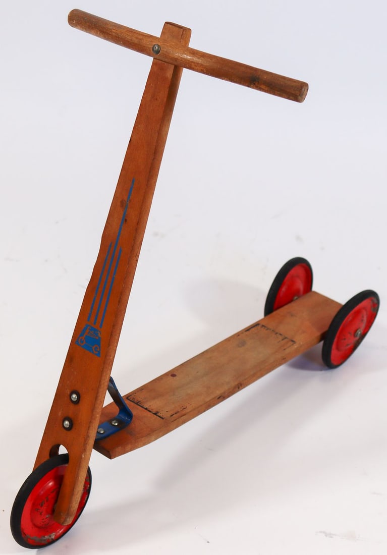 Roller Wooden scooter around 1980: Schultheis company, Neukirchen / GDR, wood, sheet steel, disk wheels, hard rubber, L 65 cm, H 61 cm, W 33 cm, double rear wheel, original condition