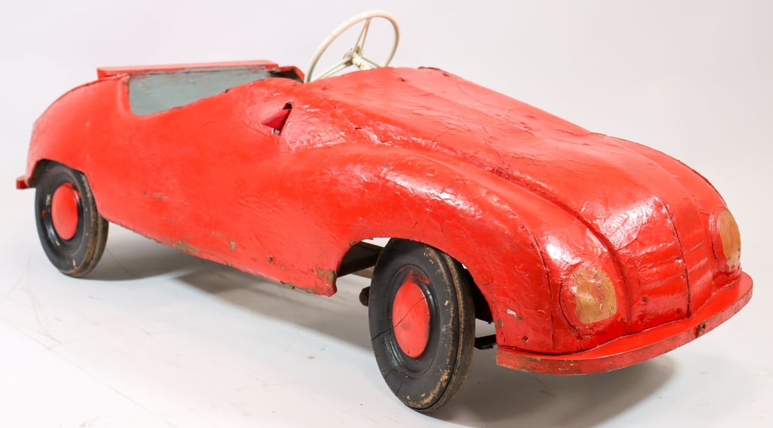 Tretauto Gutbrod pedal car around 1950: Fa. Lineol, Brandenburg / DDR, car body paper, pressed and painted, wooden frame, pedal mechanism, L 128 cm, B 48 cm, used condition, direction indicator and steering wheel added
