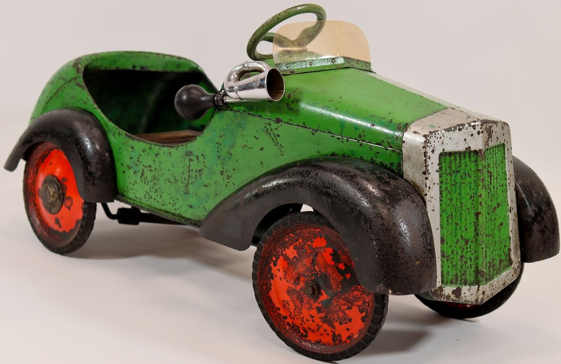Tretauto DKW pedal car, around 1950: Horch-Werke, Zwickau / GDR, sheet steel, painted, pedal mechanism, L 114 cm, W 45 cm, windscreen, ball horn, used original condition, windscreen and steering wheel added