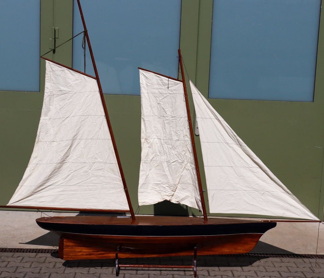 Automobilia Wooden model of a sailing yacht: Approx. 200 x 250 cm, very beautiful decorative piece