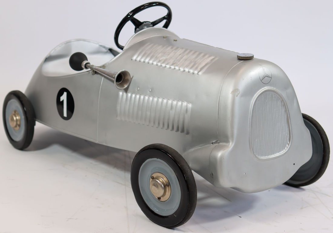 Automobilia Pedal car Silver Arrow around 1938: CaBo, Carl Bochmann Dresden / Germany, sheet steel, painted, pedal mechanism, L 103 cm, W 47 cm, ball horn, starting number, paintwork renewed, rare