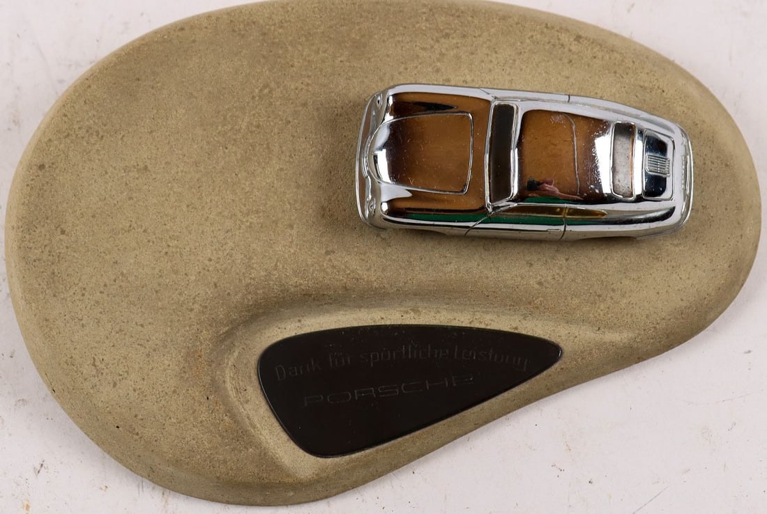 Porsche Desk model / trophy 'Dank für sportliche Leistung P: Personal gift from Porsche with a badge and a model car from Märklin, 20 x 15 x 5 cm