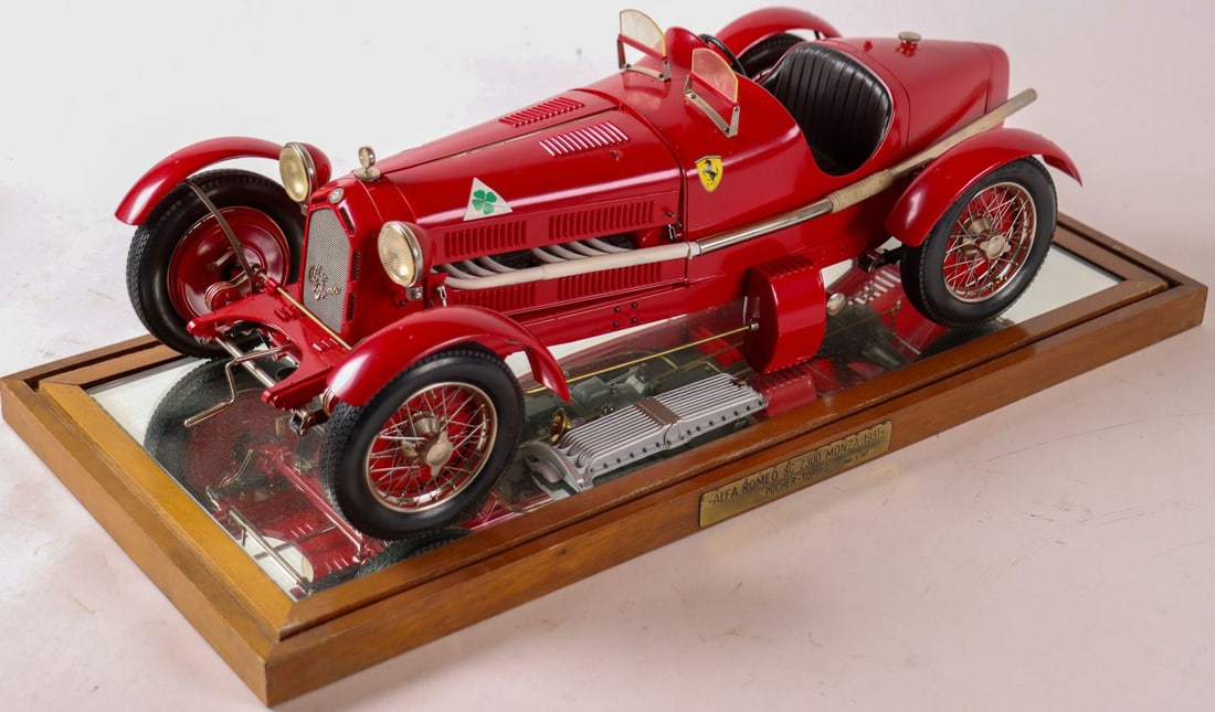 Alfa Romeo Model car Alfa Romeo 8C 2300 Monza: Alfa Romeo 8C 2300 Monza drove for the Scuderia Ferrari, L: approx. 52 cm