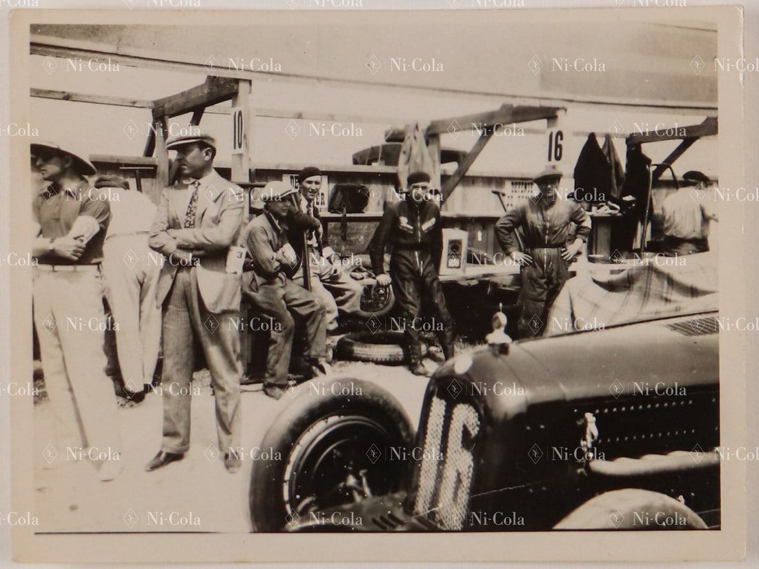 Alfa Romeo Original B/W Photo Eugenio Siena GP Tunis 1932: Eugenio Siena drove the Alfa Romeo Monza for Scuderia Ferrari, stamped Franco Zagari, in the photo he can be seen next to the car and the mechanics, 9 x 12 cm