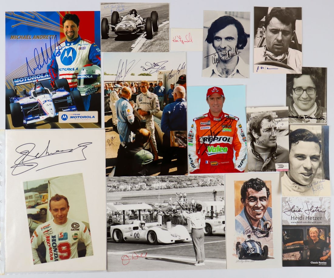 Autogramm 17 original hand signatures from various racing d: Stirling Moss, Jim Hall, Michael Andretti, Jim Clark, Gerhard Mitter, Carrol Shelby, Jim Clark, Carlos Pace etc., dimensions from 9 x 14 cm to 20 x 25 cm, partly original photos, partly prints etc.