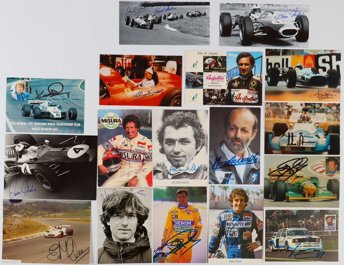 Autogramm 18 original hand signatures from various racing d: Eddie Cheever, Maurice Trintignant, Elio de Angelis, Chris Amon, Harald Ertl, Jochen Maas, Mario Andretti, Alain Prost, Denis Hulme etc., dimensions from 8.5 x 17.5 to 15 x 17 cm