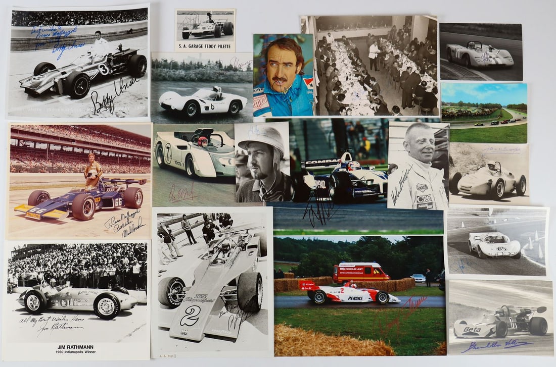 Autogramm 18 original hand signatures from various racing d: Joakim Bonnier, Vic Elford, Peter Collins, Clay Regazzoni, A.J. Fort, Mark Donohue, Jim Rathman, Carel Godin de Beaufort, dimensions from 9.5 x 13.5 cm to 20 x 30 cm