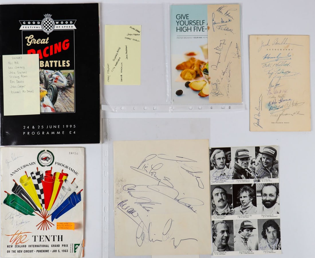 Autogramm 45 original hand signatures from various racing d: Ronnie Peterson, Emerson Fittipaldi Carlos Reutemann, Denis Hulme, Niki Lauda, Jimmy Stewart, Raymond Mays, Harry Schell, J. Palmer, Jack Brabham, John Surtees, Phil Hill etc., signatures e.g. on menu