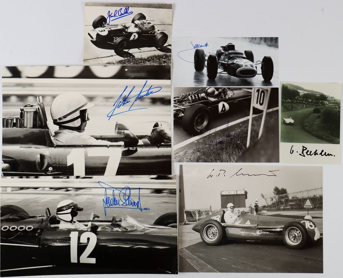 Autogramm 7 original hand signatures from racing driver leg: Dennis Hulme, John Surtees, Jackie Ickx, Jack Brabham, Jackie Stewart etc., dimensions from 13 x 8.5 cm to 18.5 x 28.5 cm