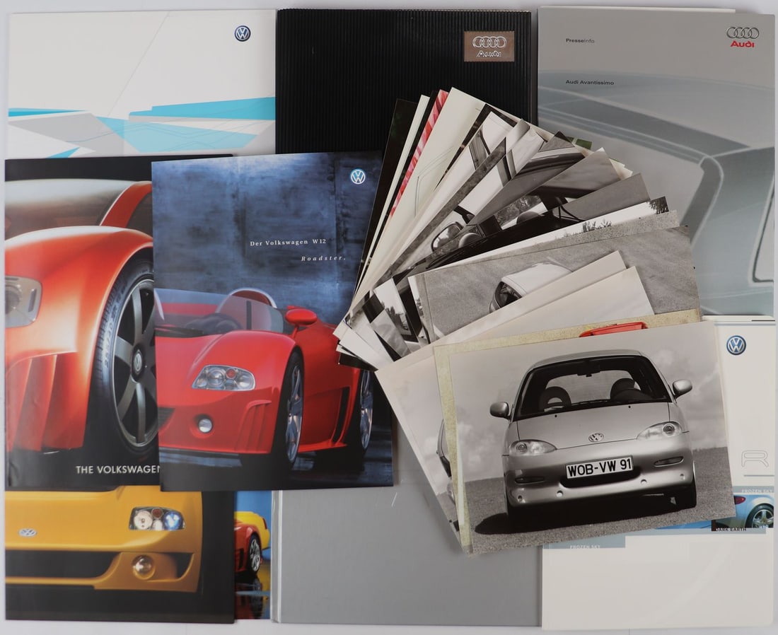 Automobilia 30-piece Audi and VW: Press kits, press photos, brochures e.g. Audi R8 etc., English / German