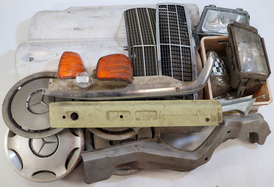 Automobilia 30-piece for Mercedes / Maserati / VW: Including e.g. headlights, radiator grille, hubcaps, body parts, dashboard etc., used