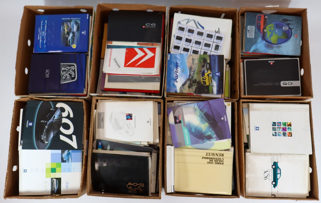 Automobilia Approx. 500-piece press kits / brochures from F: Renault, Peugeot, Citroen, press kits are complete with numerous press photos, slides and press texts, various languages, predominantly German / French / English