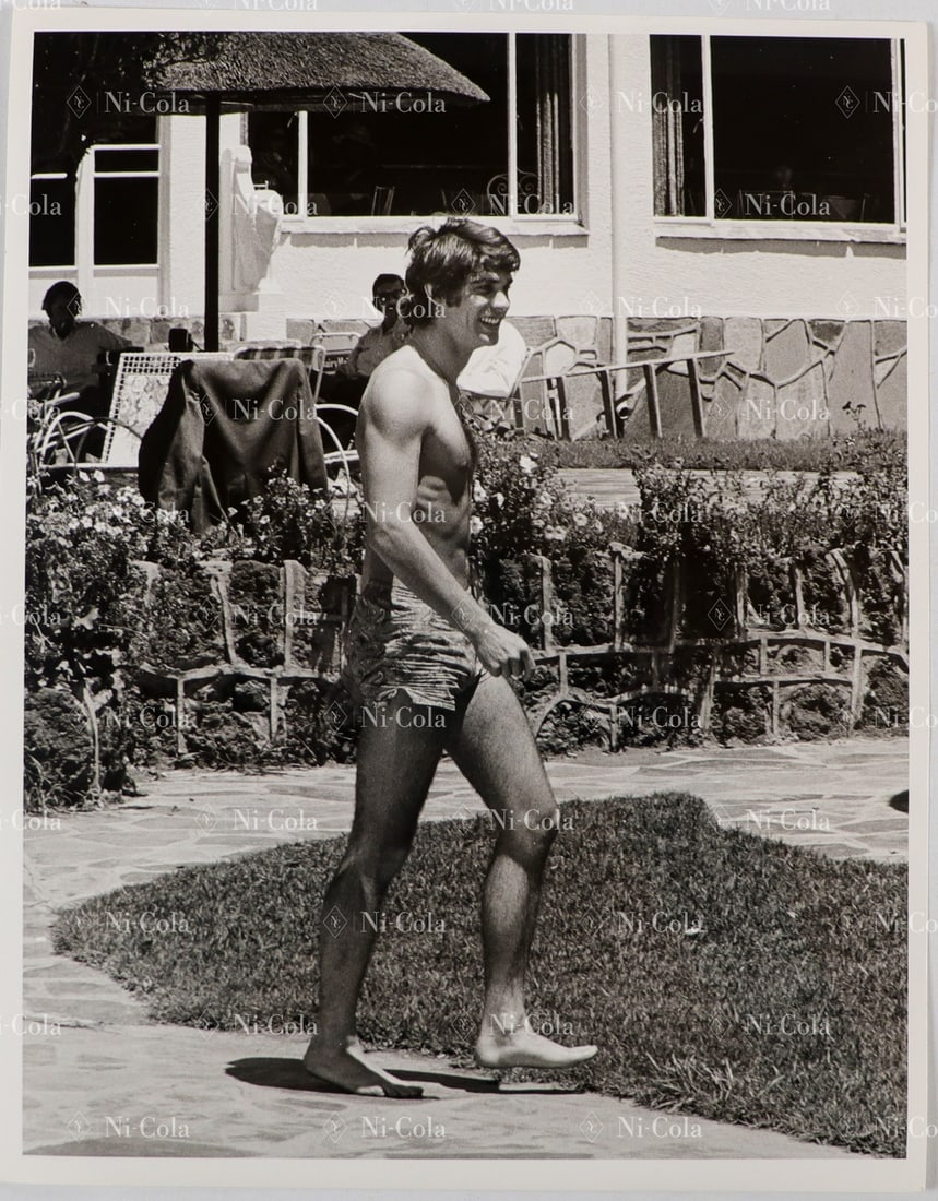 Automobilia Original B/W Press Photo Francois Cevert: Francois Cevert was the crown prince in Ken Tyrrell's team - and was considered a charismatic personality. He was killed in a fatal accident during practice for the 1973 US GP. Here relaxing at the