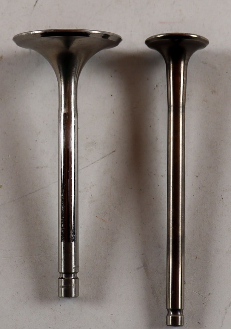 Ferrari 2x Valve for Formula 1 cars of the early 90s: 1x Inlet valve, 1x Outlet valve