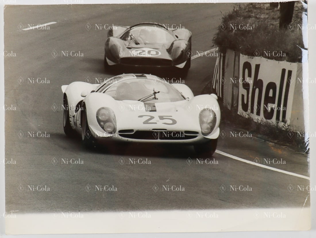 Ferrari Large format original B/W press photo 24h of Le Man: The 412P s/n 0844 of Rodriguez / Baghetti lies ahead of the 330 P3/4 s/n 0846 of Amon / Vaccarella, 24 x 18 cm, stamped: Sport Agence Magazines / Autopresse