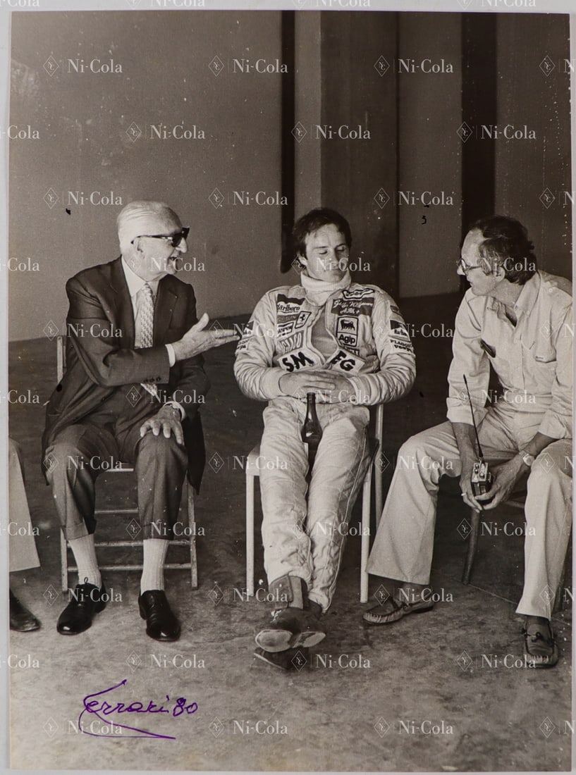 Ferrari Estate of the former racing director of Scuderia Fe: Original B/W press photo Enzo Ferrari in conversation with Gilles Villeneuve and Roberto Nosetto, hand-signed with 'Ferrari 80', 23 x 17 cm, unique piece
