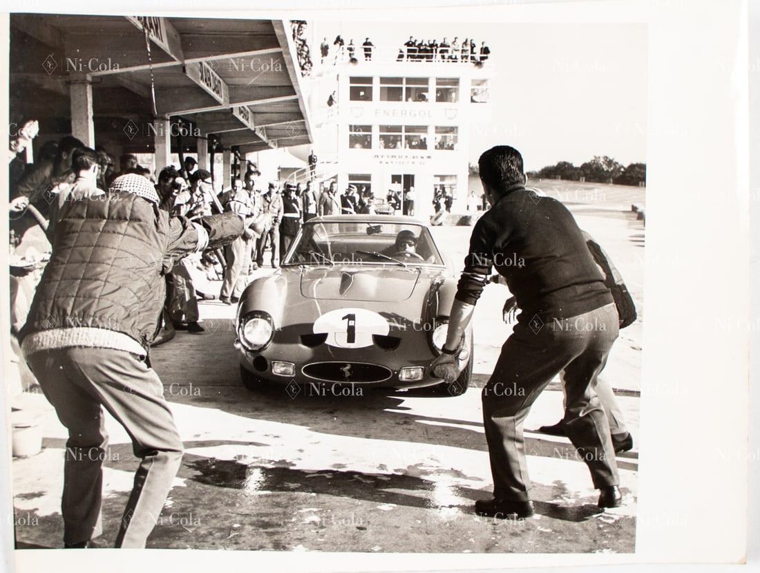 Ferrari Original B/W - Press photo 1,000km Paris 1962 in Mo: Showing the later winning car Type 250 GTO s/n 3987GT of Rodriguez / Rodriguez during the pit stop, 24 x 18.5 cm