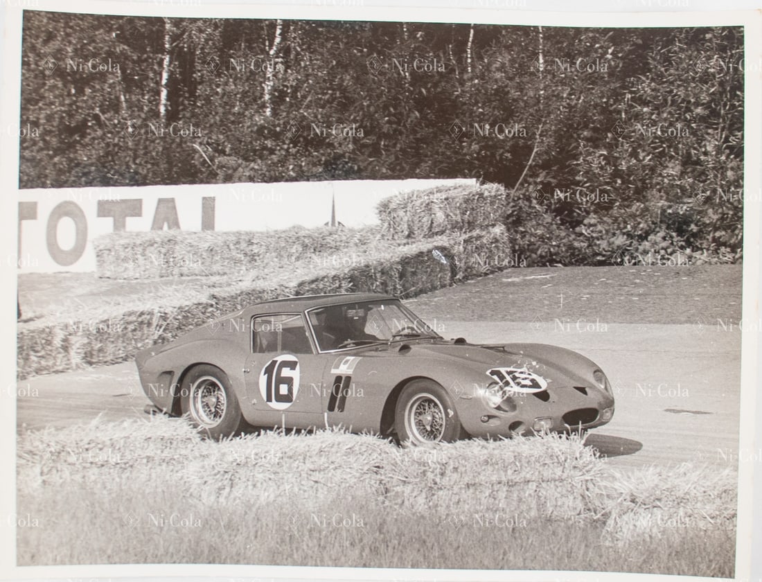 Ferrari Original B/W - Press photo 1,000km Paris 1962 in Mo: Shown on it the Type 250 GTO s/n 3445GT by Vaccarella / Abate, 24 x 18 cm