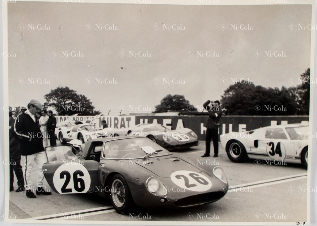 Ferrari Original B/W - Press photo 1,000km Paris 1966 in Mo: Shown there are the later winners David Piper and Mike Parkes with their Type 250 LM s/n 8165 before the start, 24 x 17 cm