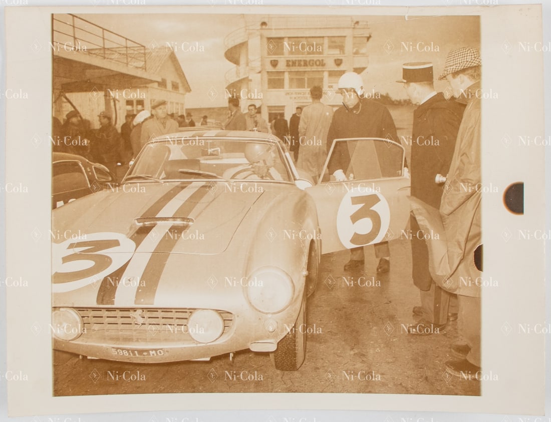 Ferrari Original B/W - Press photo 1,000km Paris in Montlhe: Shown there is the later winning car Type 250 GT SWB s/n 2149GT by Bianchi / Gendebien during the pit stop, 24 x 18 cm
