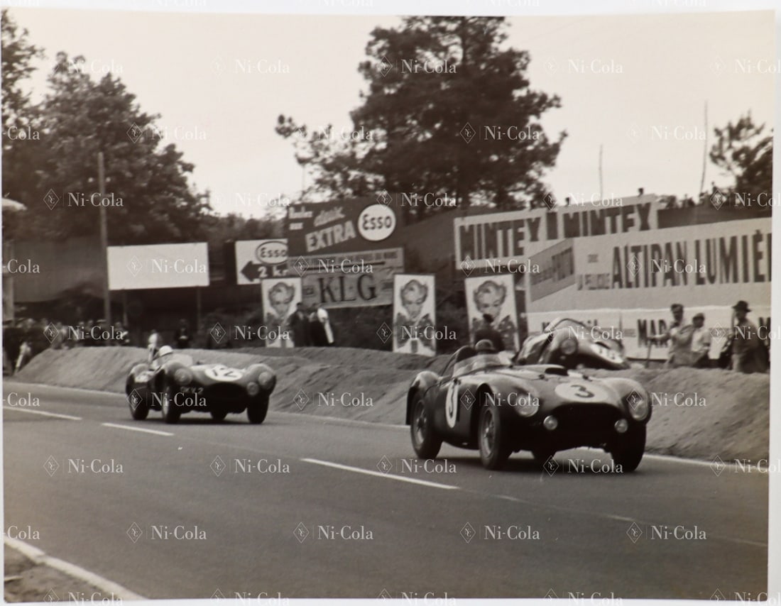 Ferrari Original B/W - Press photo 24h Le Mans 1954: The 375 Plus s/n 0384AM of Maglioli / Marzotto accelerates out of the Mulsanne Corner, behind it the 375 MM s/n 0380AM of Baggio / Rubirosa is stuck in the sand, 20.5 x 16 cm, stamped: Goddard