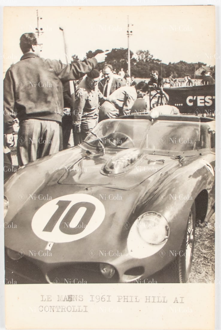 Ferrari Original B/W - Press photo 24h of Le Mans 1961: The later victorious Type 250 TR/61 s/n 0794TR of Hill / Gendebien during technical inspection, with race director Tavoni, 15 x 9.5 cm, stamped: Dufoto
