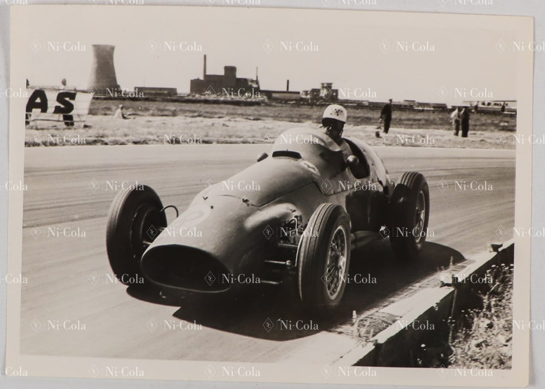 Ferrari Original B/W - Press photo GP Great Britain 1955: Maurice Trintignant takes his Type 625 F1 into the curve, 18.5 x 13 cm