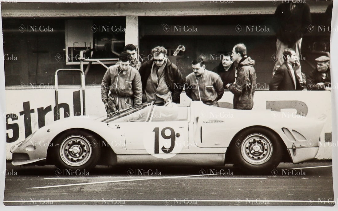 Ferrari Original B/W - Press Photo Le Mans Test 1966: The 365 P2 s/n 0828 by Beurlys / Ickx / Eldé stands at the pit, 18 x 11.5 cm