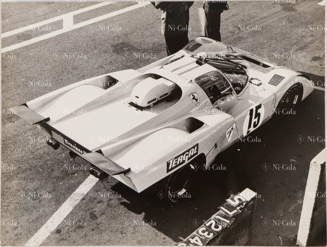 Ferrari Original B/W - Press Photo Le Mans Trials 1971: The Type 512M s/n 1002 by Hobbs / Juncadella stands at the pit, 24 x 18 cm