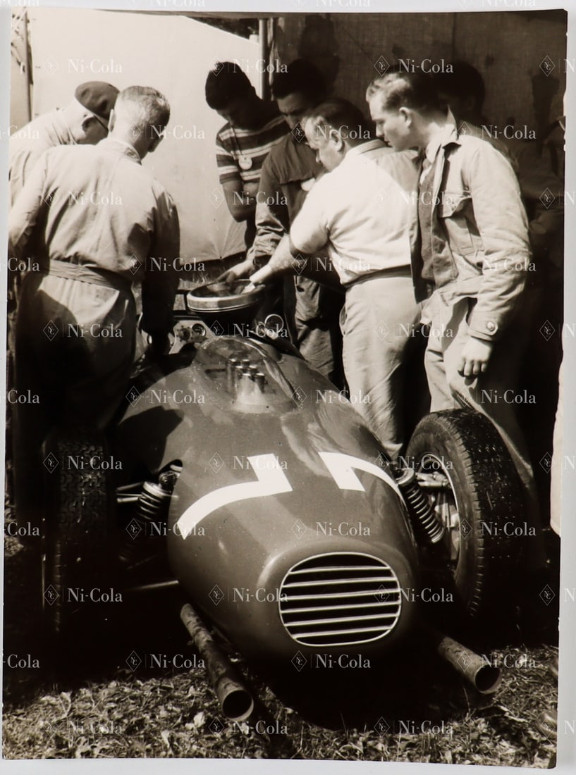 Ferrari Original B/W - Press photo Solitude GP 1960: The 156 F2 of the later winner Wolfgang Graf Berghe von Trips is being refueled before the race, 17 x 12.5 cm, stamped: Wörner