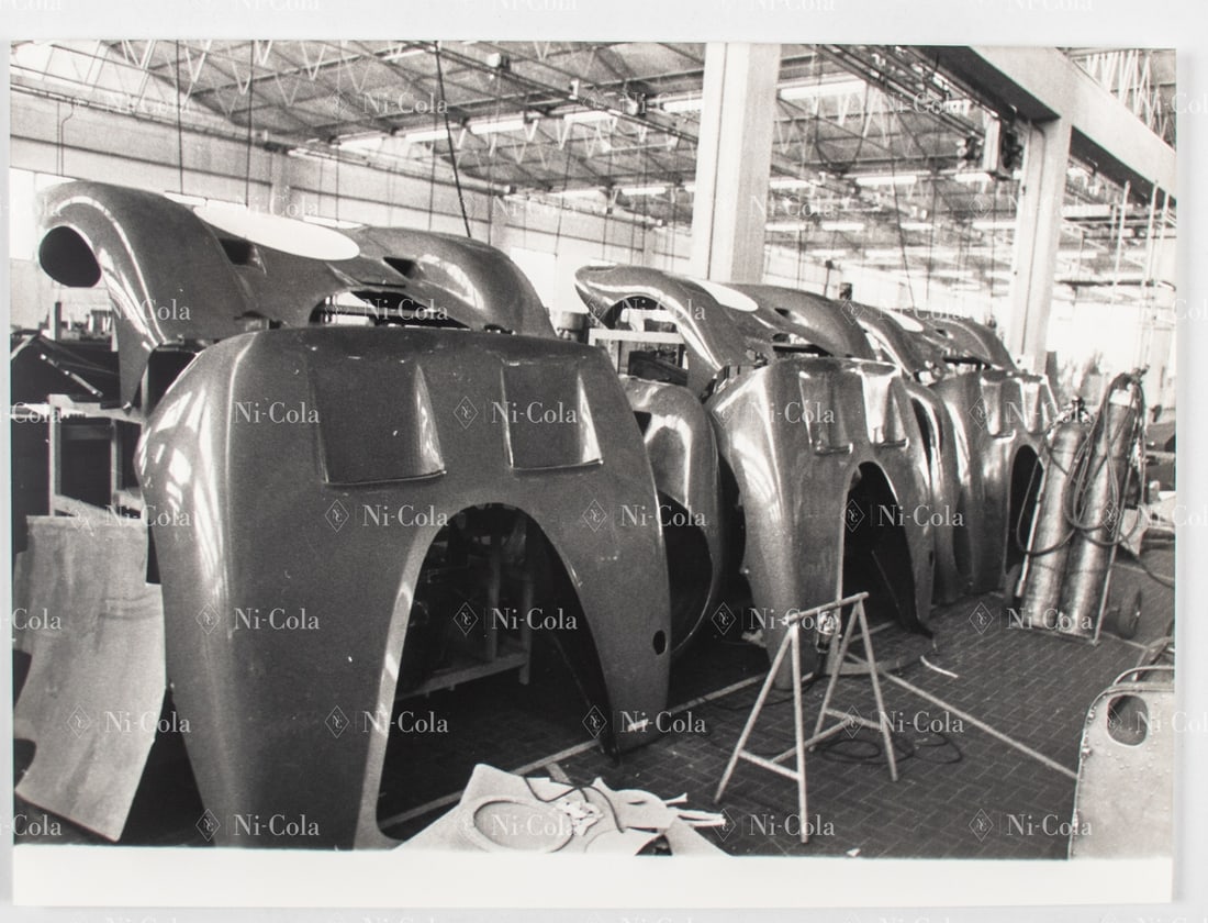 Ferrari Original B/W factory press photo assembly of the fi: Front and rear parts ready for assembly, 23 x 17.5 cm, verso with FF Galleria, very rare photograph