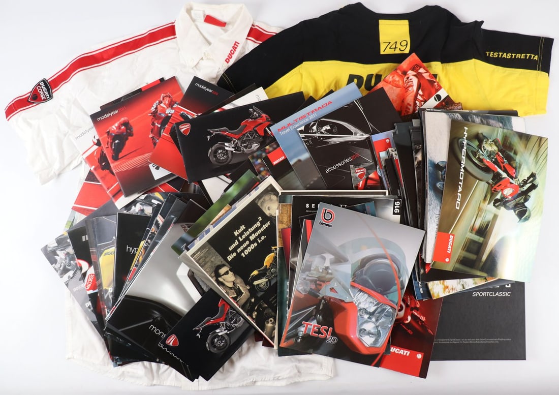 Motorrad Approx. 95-piece Ducati brochures etc. 1990s-2010s: Including a Ducati Corse shirt etc., various languages