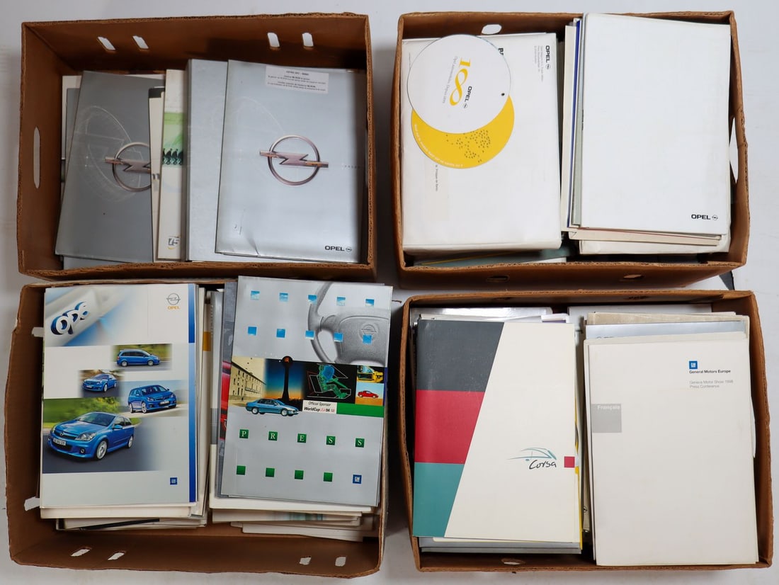 Opel Approx. 140-piece press kits from the 1980s-2000s: Press kits are complete with numerous press photos and press texts, various languages, predominantly German / French / English