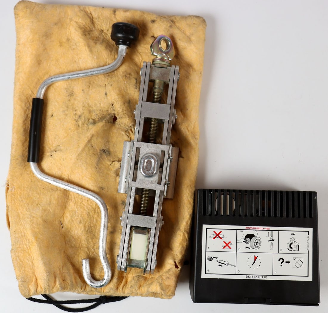 Porsche 2-piece breakdown kit for Type 993: Compressor (993.652.154.00), car jack (996.721.711.00), used