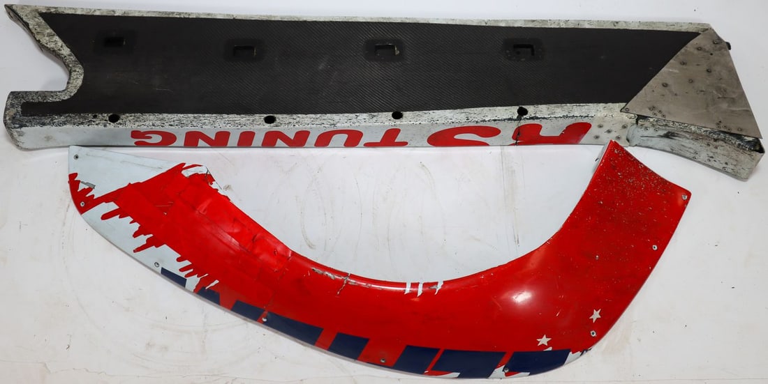 Porsche 2-piece body parts for Type 993 GT2: 1x Rear left fender flare, damaged, 1x Left side sill, with racing decal