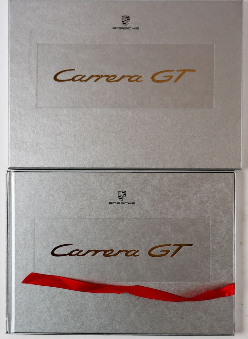 Porsche Presentation box Carrera GT from 2003: Sales prospectus (Hardcover), prospectus 'Der Carrera GT in Daten', 3 large-format color photos, 21.5 x 30 cm, color card, German