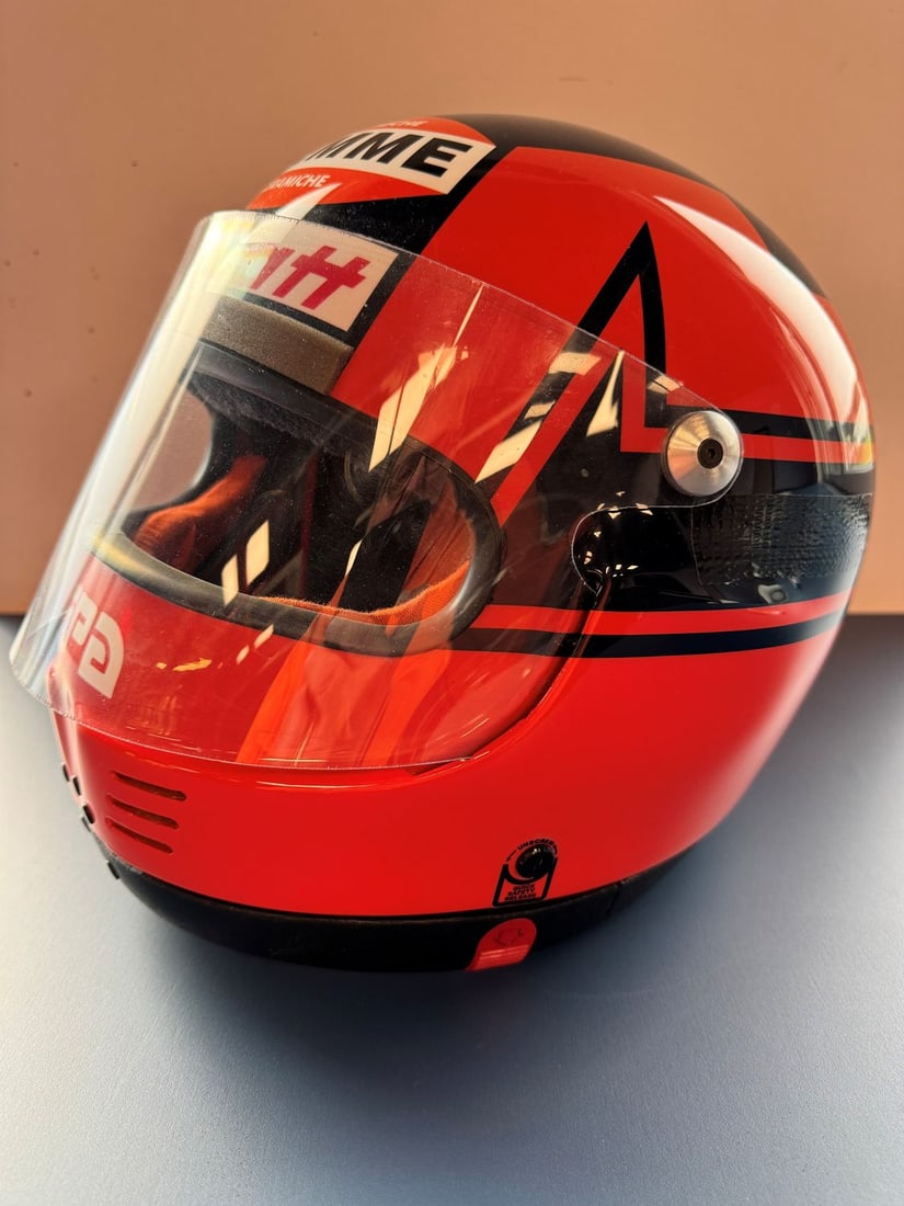 Formel 1 Gilles Villeneuve GPA Replica Helmet – Season 1982: The design is a tribute to the iconic look that Villeneuve wore at the Belgian Grand Prix in Zolder.