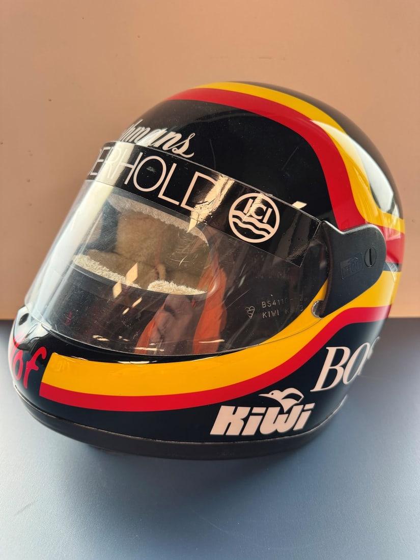 Formel 1 KIWI Replica Racing Helmet – Stefan Bellof (1984 S: 1984 is a significant piece of motorsport history. That year, Bellof competed both in Formula 1 for Tyrrell and in the Sportscar World Championship for the Rothmans Porsche works team, where he became